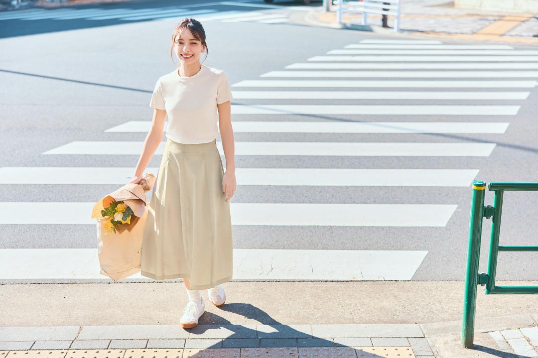 女裝Uniqlo U圓領T恤，原價NT$390元、4/25-4/30新店獨家優惠NT$290元。