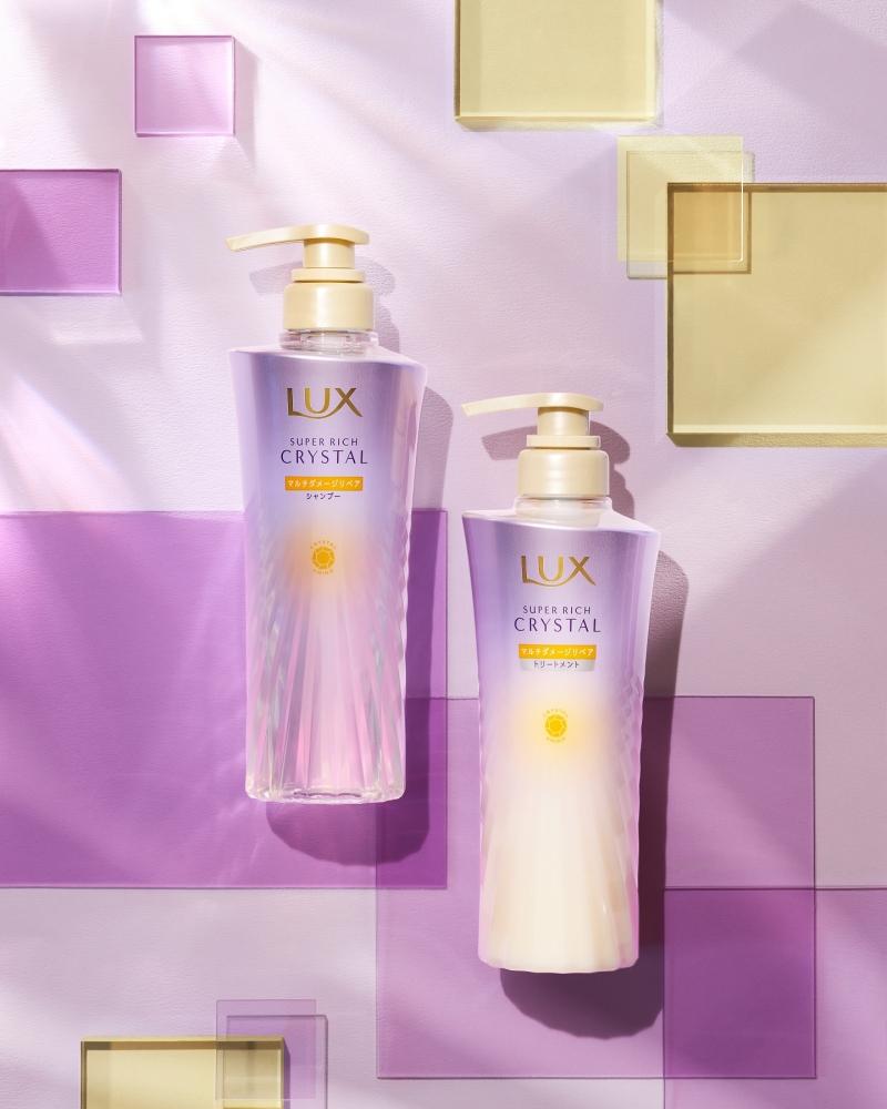 LUX麗仕針對濕氣造成的扁塌問題，研發可抵禦濕氣的「極輕光護膜洗護系列」，頭髮雨衣蓬鬆修護洗髮精，450g/479元；（潤髮乳台灣未上市）