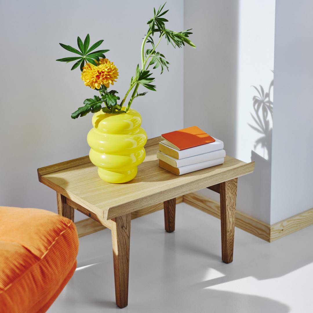 GUTTANE邊桌3,499元、KÄLLARHALS花瓶22公分499元。