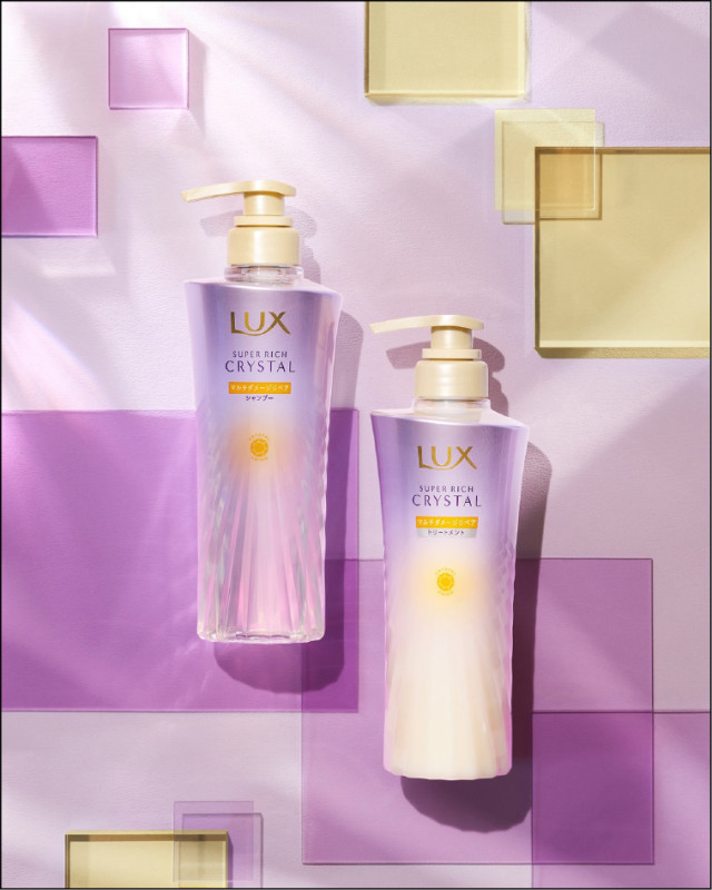 LUX麗仕針對濕氣造成的扁塌問題，研發「極輕光護膜洗護系列」。頭髮雨衣蓬鬆修護洗髮精，450g／479元（圖左）；潤髮乳（圖右），台灣尚未上市。