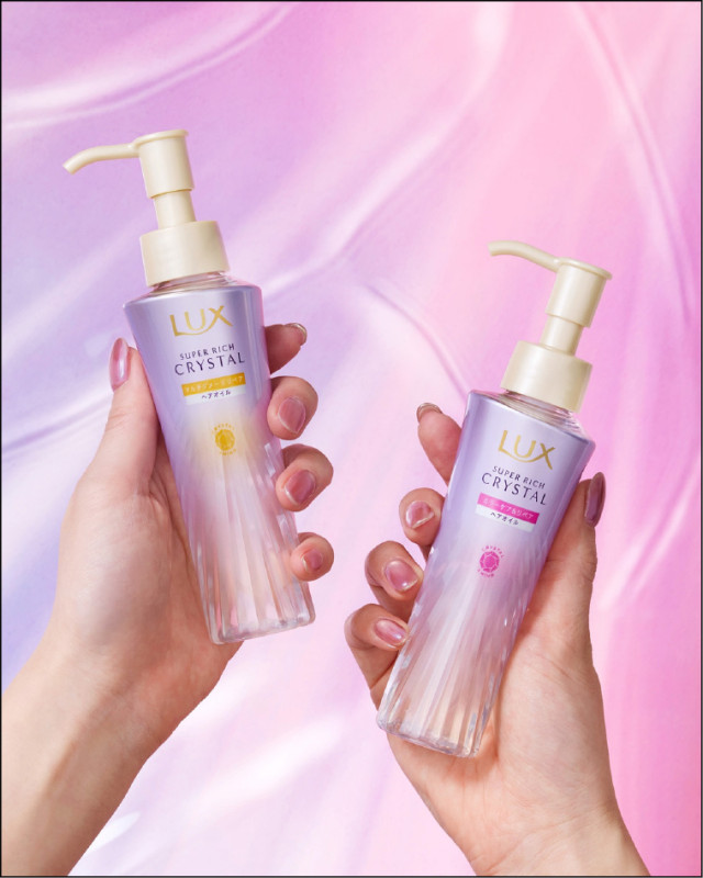 LUX頭髮雨衣重生髮油（花漾晨露），90ml／479元（圖左）；頭髮雨衣聚光髮油（果漾晨曦），90ml／479元（圖右）。