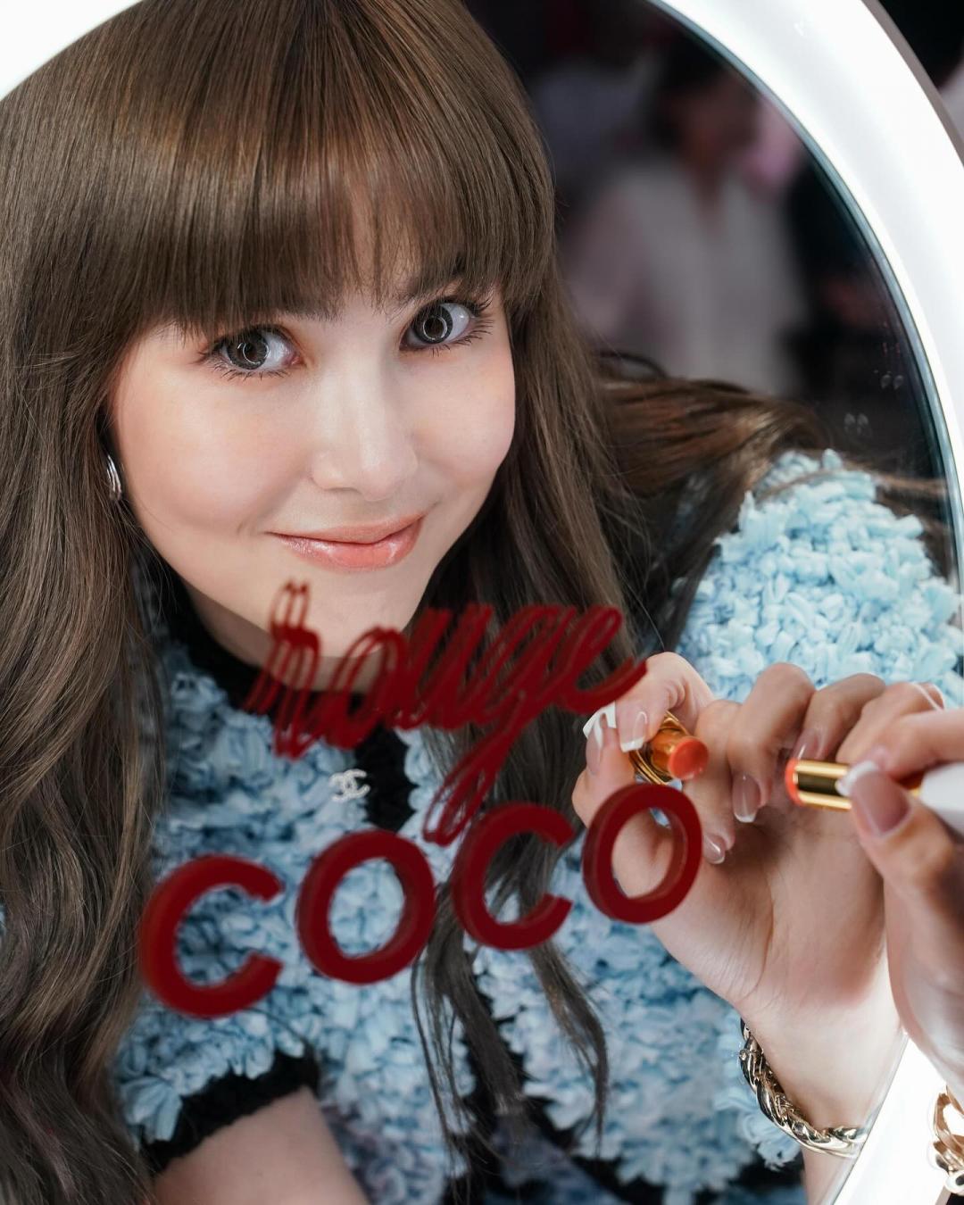 昆凌當天搽上COCO晶亮潤唇膏#974杏桃。