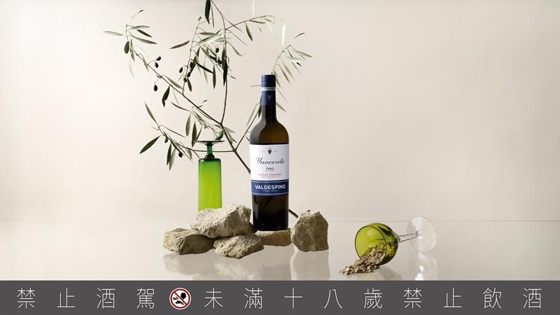 「Fino Inocente」被譽為 Fino 教科書級典範，金黃色酒液散發烤杏仁與酵母的微妙芳香，入口清爽且帶有細緻礦物感。（麥卡倫提供）