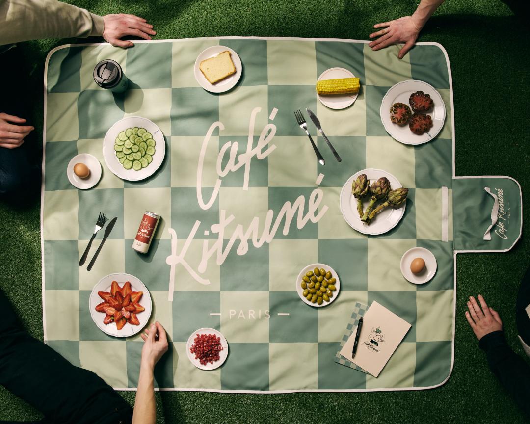 Café Kitsuné野餐系列棋盤格野餐毯，售價NT$2,800元。