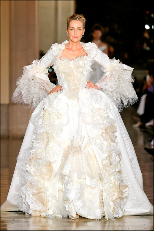 開秀第一套「Pompadour女爵」禮服，是已逝龐克教母Vivienne Westwood過去最喜歡的設計，改為純白版本重新詮釋。