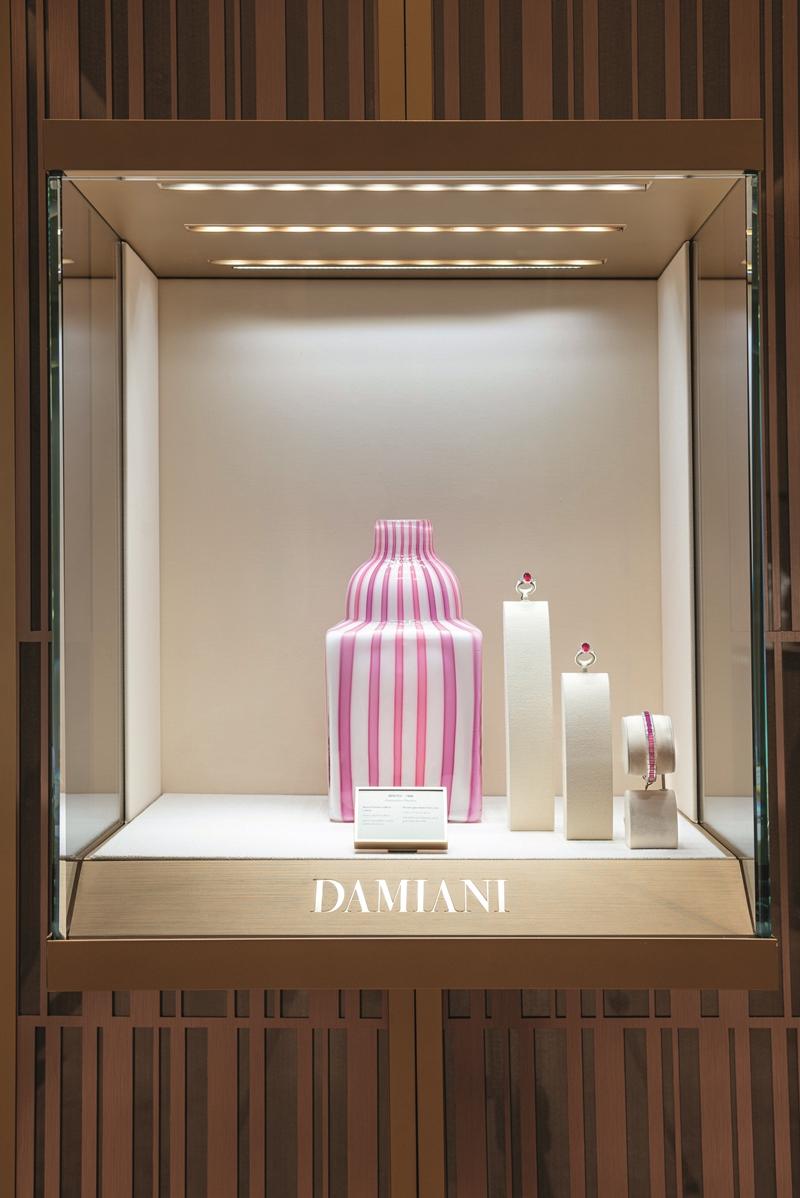 DAMIANI與VENINI，在米蘭設計週期間限定打造的《MENDINI for VENINI》藝術展，特選在DAMIANI米蘭全新開幕的旗艦精品店內舉辦。（DAMIANI提供）