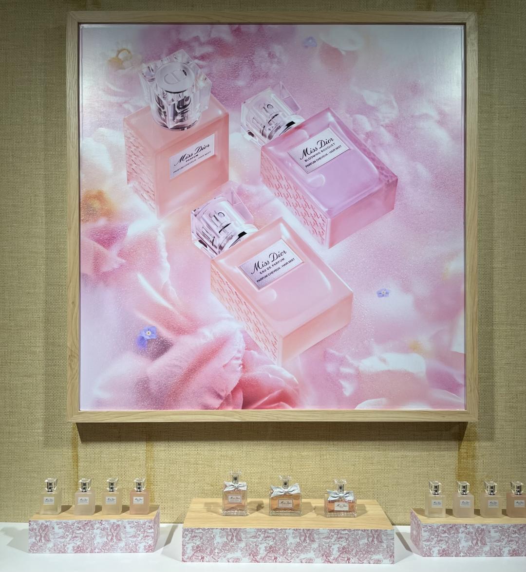迪奧今夏重新打造備受喜愛的「MISS DIOR髮香系列」。