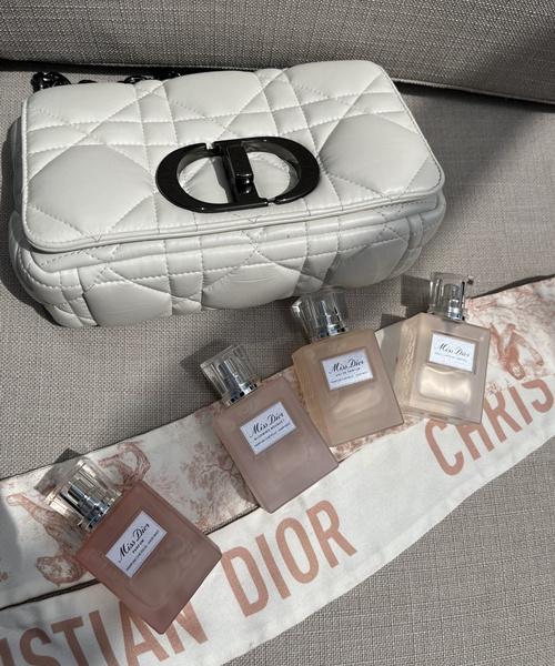 MISS DIOR花漾護髮精萃油、MISS DIOR香精髮香噴霧、MISS DIOR花漾髮香噴霧、MISS DIOR香氛髮香噴霧，皆為30ml/2,300元。