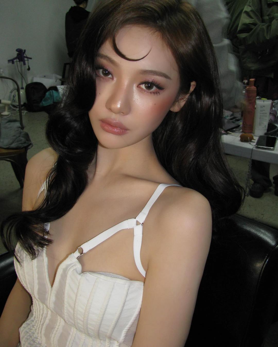 瘦身有成的NINGNING憑藉纖細身材以及貓系美貌備受矚目。