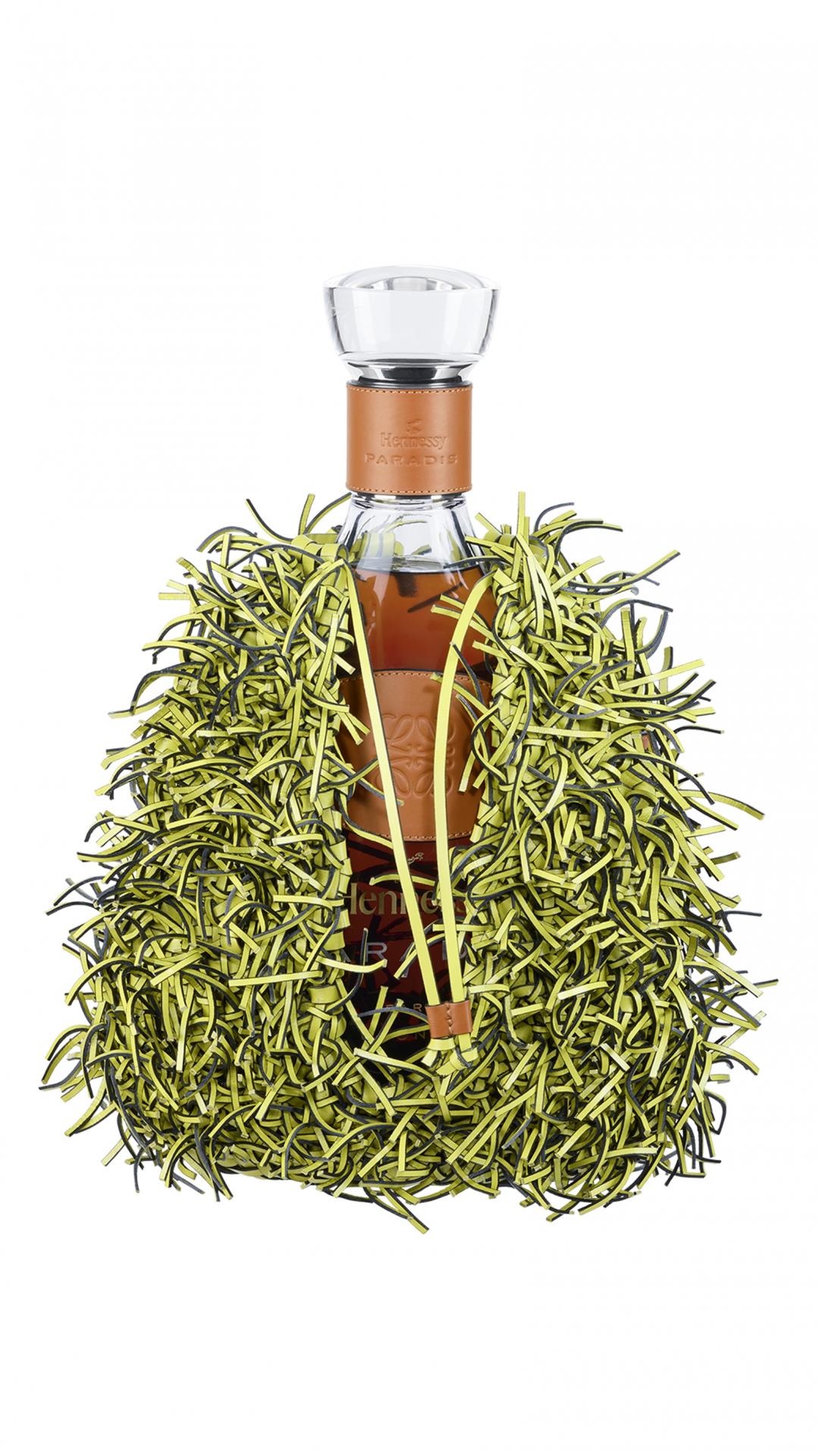 軒尼詩百樂廷ｘLOEWE聯名臻品傑作，草霧綠（Anise），容量3L，647,300元，全台灣僅限量4瓶。（Hennessy提供）