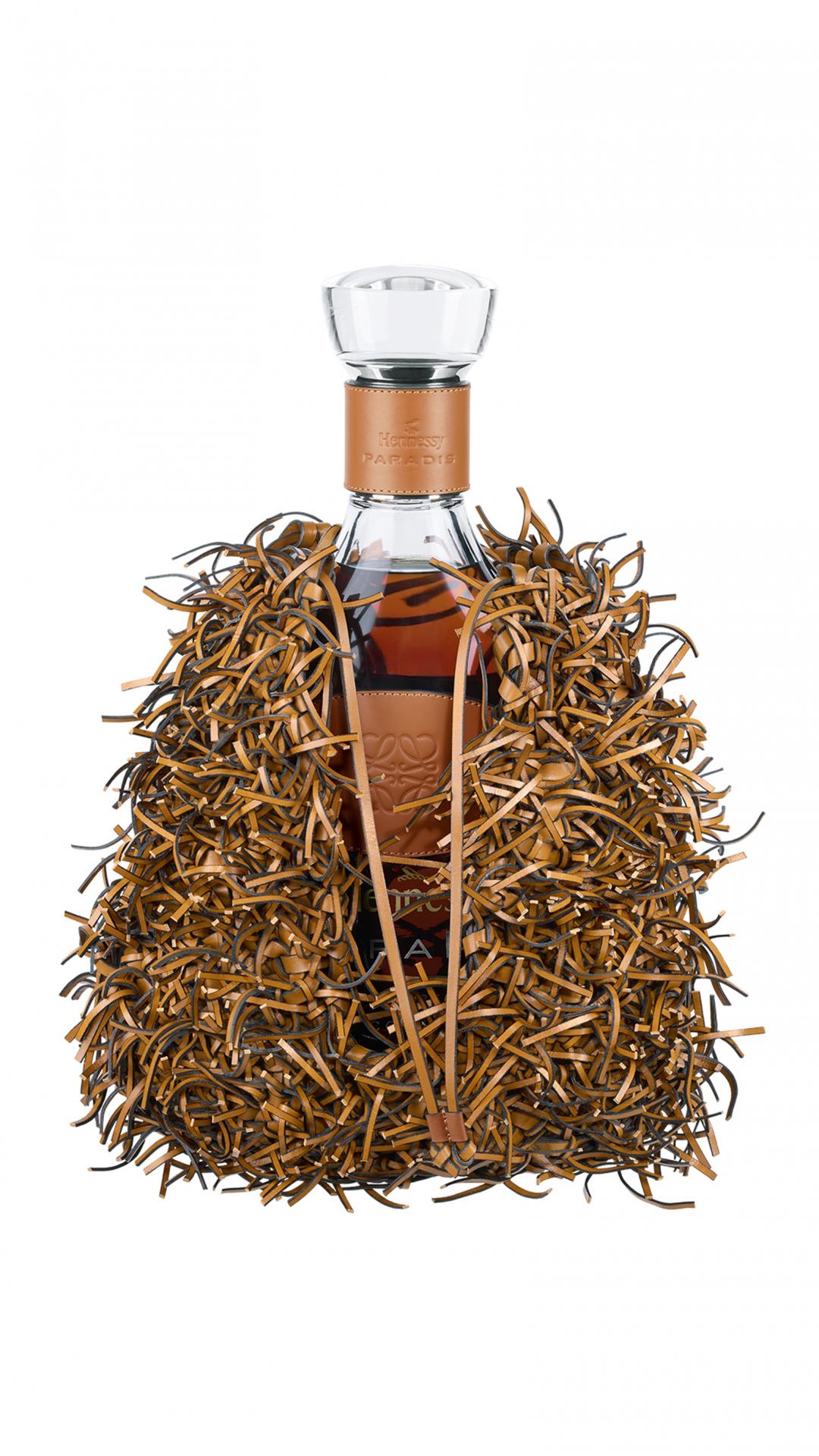 軒尼詩百樂廷ｘLOEWE聯名臻品傑作，栗木棕（Amber），	容量3L，647,300元，全台灣僅限量4瓶。（Hennessy提供）