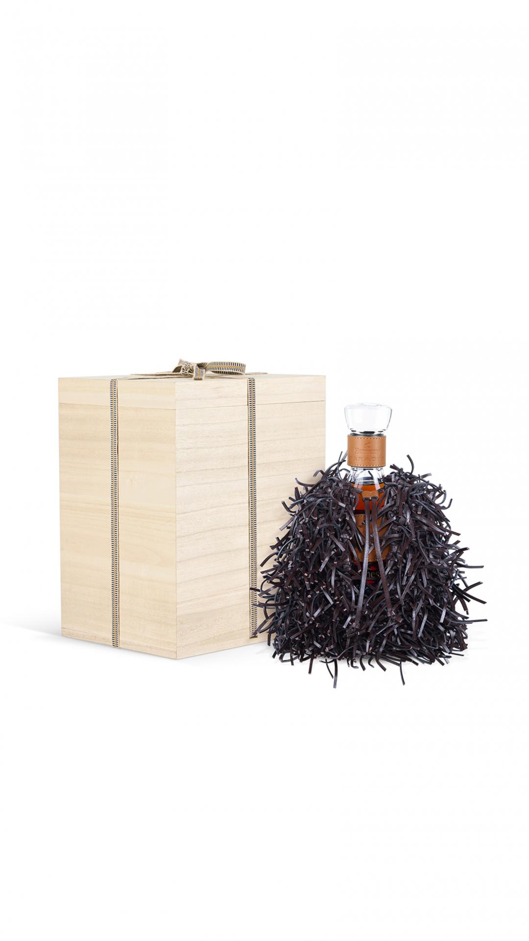 軒尼詩百樂廷ｘLOEWE聯名限量版，700mL，靜謐褐（Chestnut），93,600元，全台灣僅限量8瓶。（Hennessy提供）
