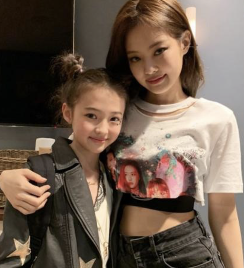 Ella與Jennie這張合照相當經典，「大小Jennie」的畫面讓人印象深刻。