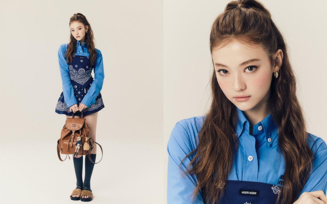 MIU MIU正式宣布新任品牌大使消息時，Ella著藍色襯衫搭配變形蟲印花的絲巾上衣與短裙登場。