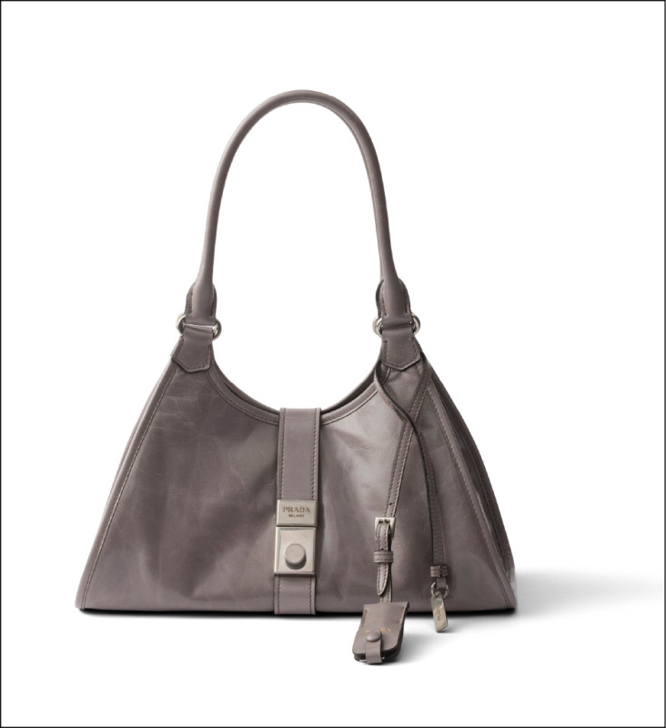Prada Soft Lux皮革肩背包，115,000元。