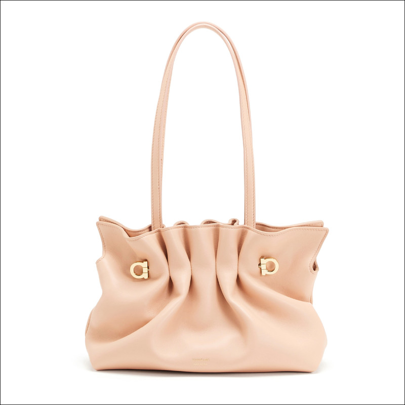 Ferragamo淺粉紅色Soft-bag，85,900元。