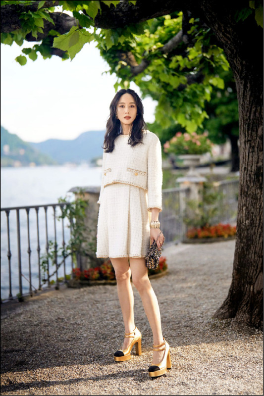 台灣女星張鈞甯穿著華麗白色裙裝出席CHANEL 2026早春度假大秀。