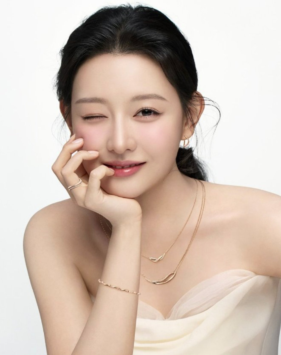 金智媛眨眼微笑，相當俏皮。