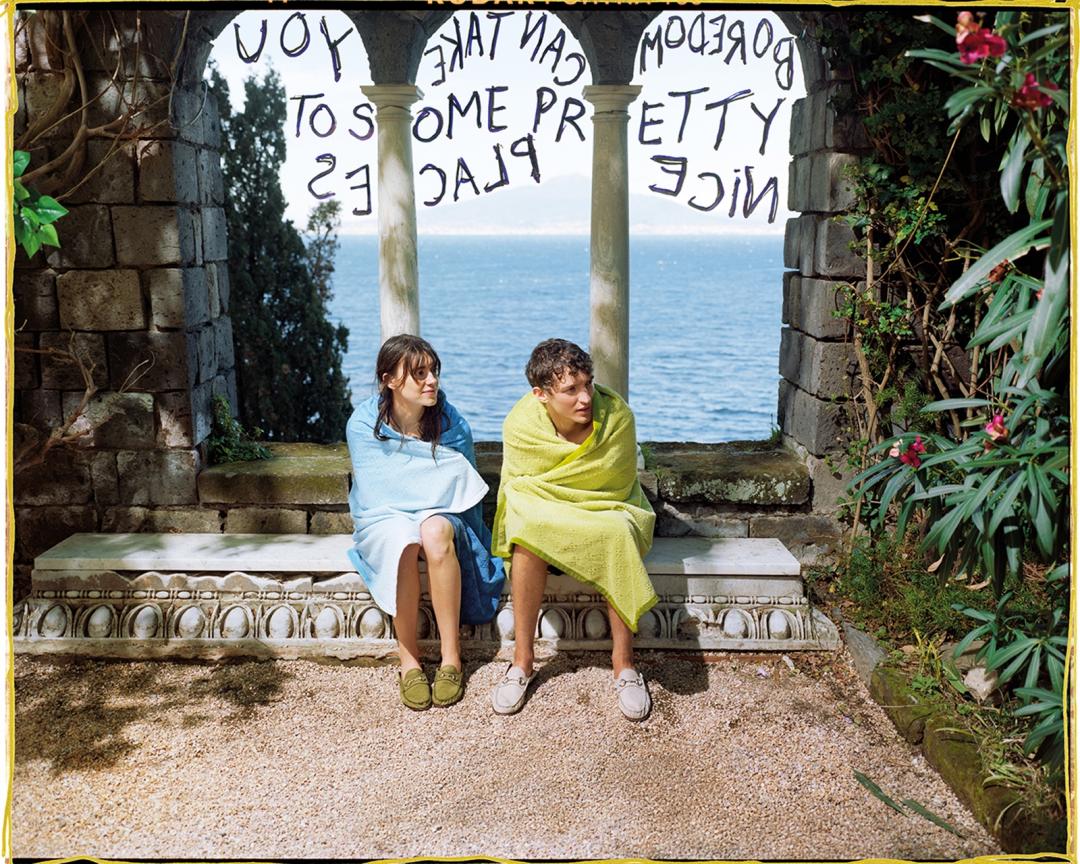 GUCCI邀請Daisy Edgar-Jones、Aliocha Schneider與David Jonsson拍攝全新夏季服飾配件作品。（GUCCI提供）