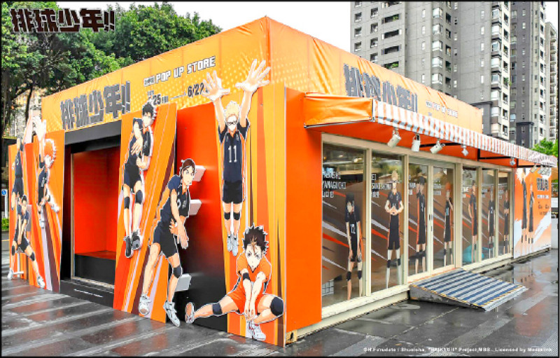 台中《排球少年!!》快閃店人氣角色一字排開，熱血對戰畫面超帥氣。（WeTrust信賴互動提供）