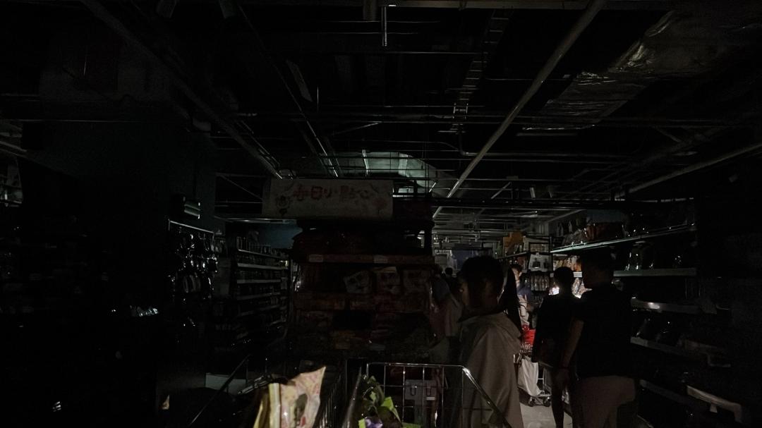 南港Lalaport地下一樓供電異常，（記者劉雅嫺攝）