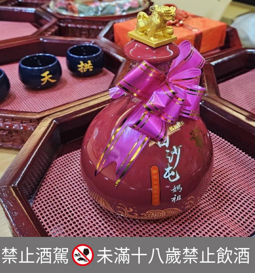 泰山馬祖高粱白沙屯酒成為起駕大典上的祈福供品。（泰山提供）