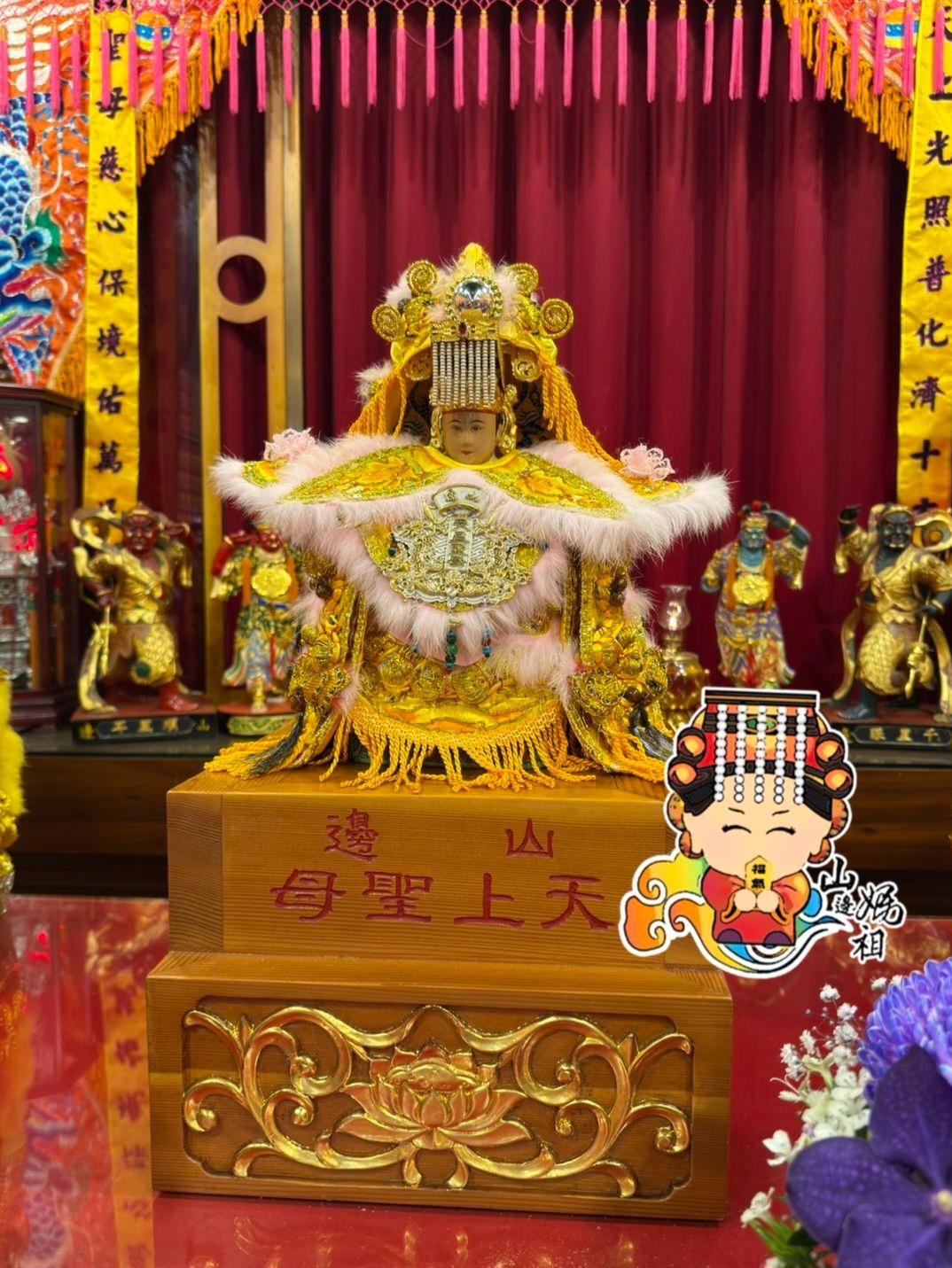 2025是淡粉色，肩膀上還有兩朵小花。
