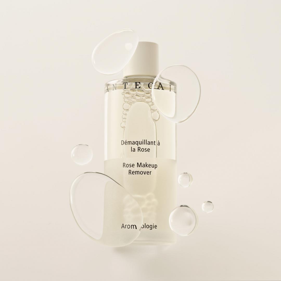 五月玫瑰卸妝水75ml/ 1,900元，以五月玫瑰精萃為基底，融合金盞花純露舒緩力、睡蓮的潤澤成分，以及蓮花的抗氧能量，輕柔卸除彩妝與雜質。