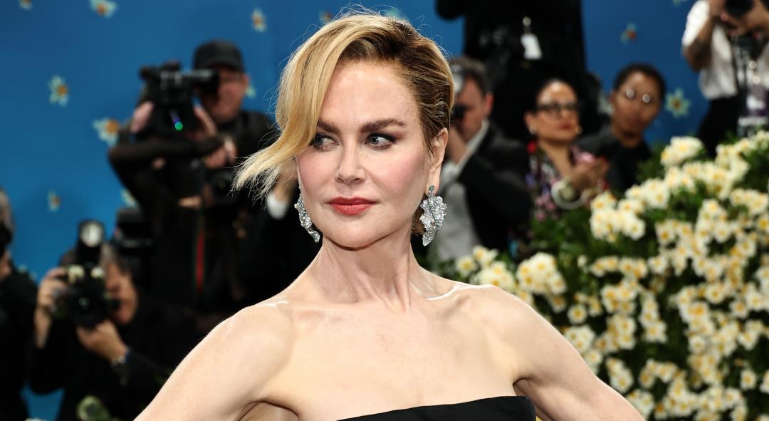 妮可基嫚穿BALENCIAGA創辦人Cristóbal Balenciaga的設計亮相Met Gala。