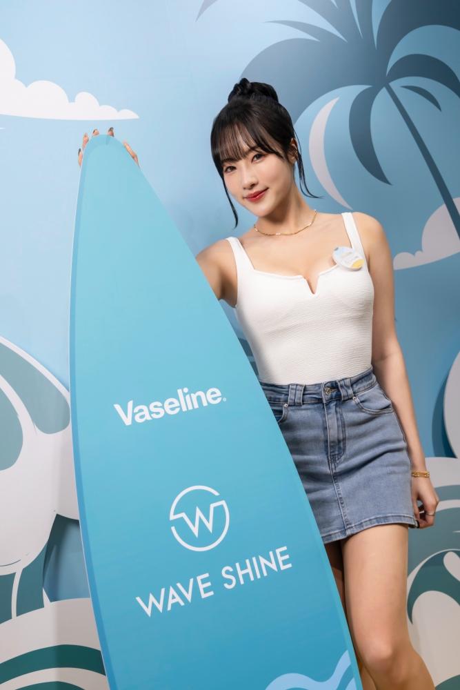 Mingo以一日店長身分出席凡士林與比基尼品牌Wave Shine的聯名活動。