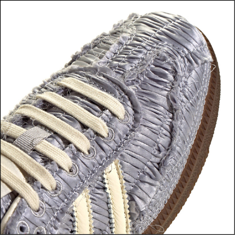 adidas Originals×Reverie by Caroline Hú聯名鞋在鞋面融入皺褶工藝，讓街頭潮流風格變得更精緻。圖為金屬銀。