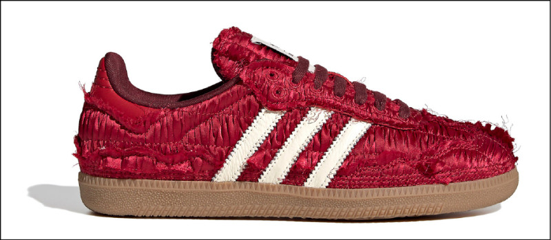 adidas Originals×Reverie by Caroline Hú SAMBA OG，5,290元。圖為雅緻紅。