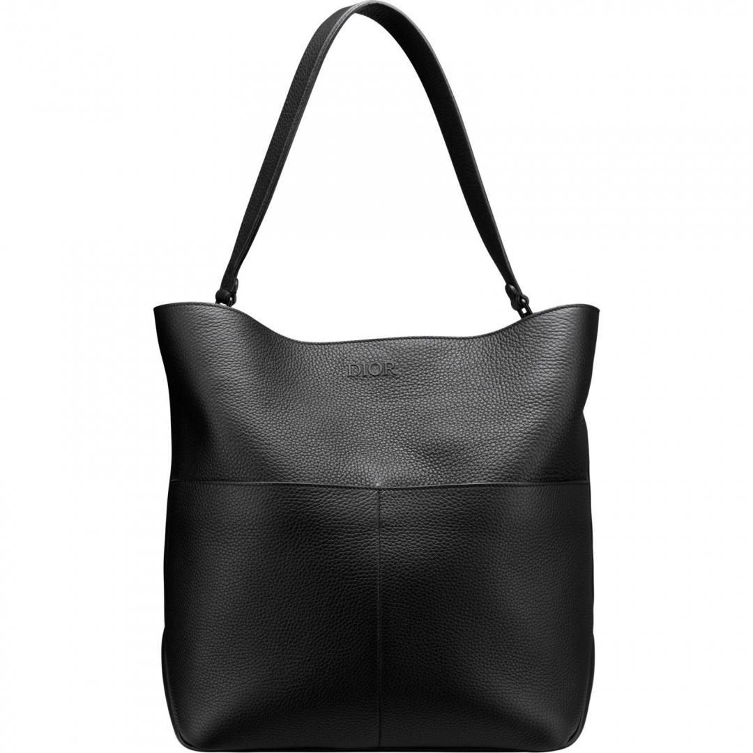 Dior Privé 黑色粒面小牛皮流浪包，145,000元。（Dior提供）