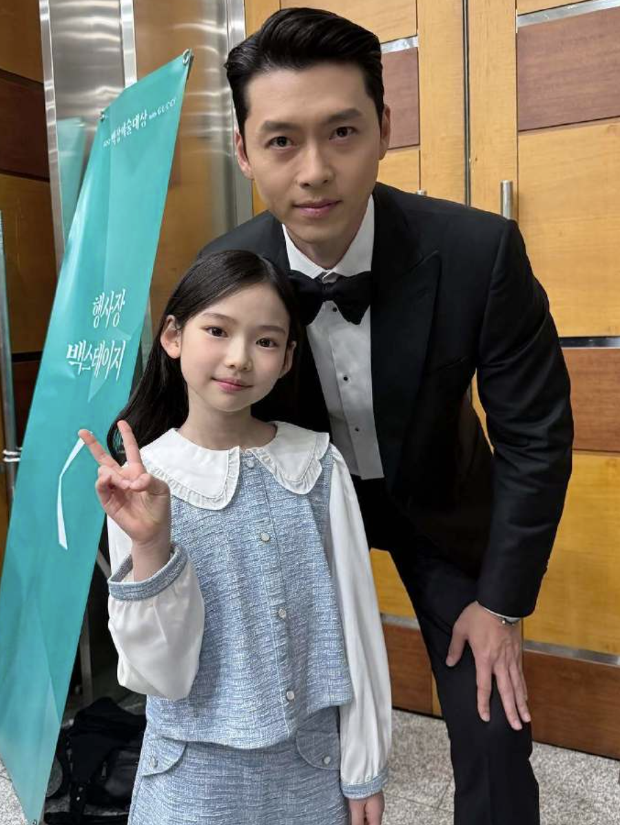 在電影《無可奈何》飾演孫藝真女兒的童星也搶跟玄彬合照。