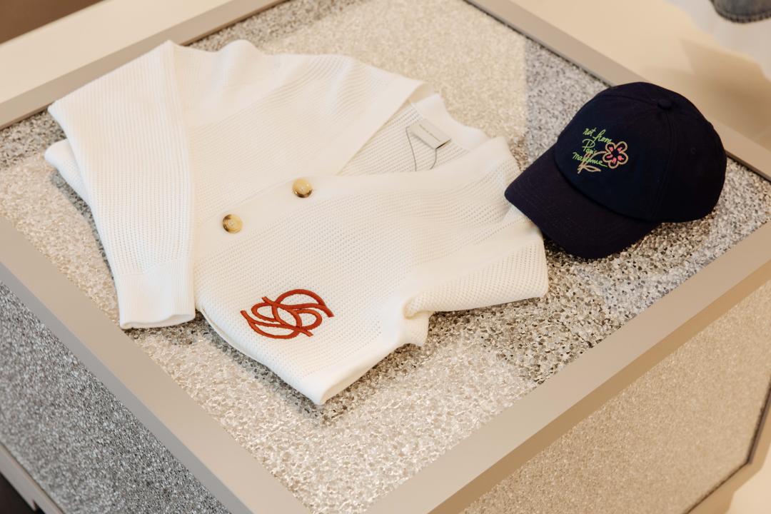 Le Cardigan Monogramme夾克（NT$17,580）、La Casquette Slogan Esquisse帽子（NT$3,280）。