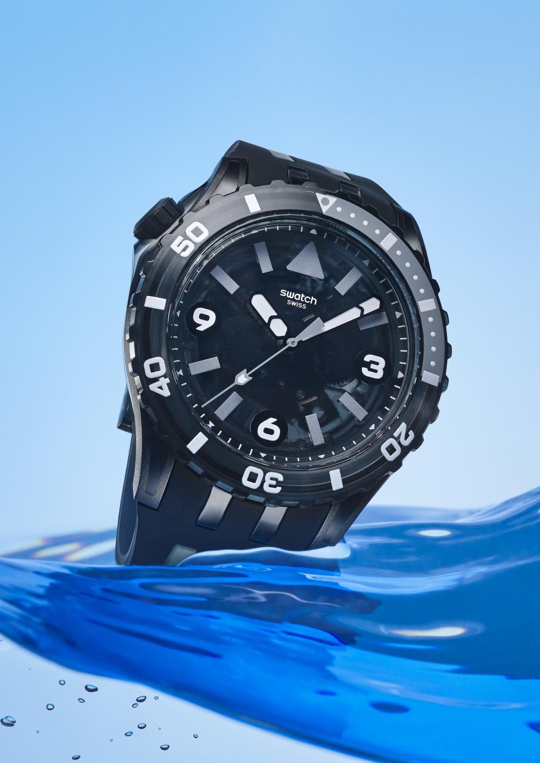 SWATCH SCUBAQUA系列BLACK SEA NETTLE腕錶，配備單向旋轉錶圈、防水100米，適用於水下活動，4.850元。