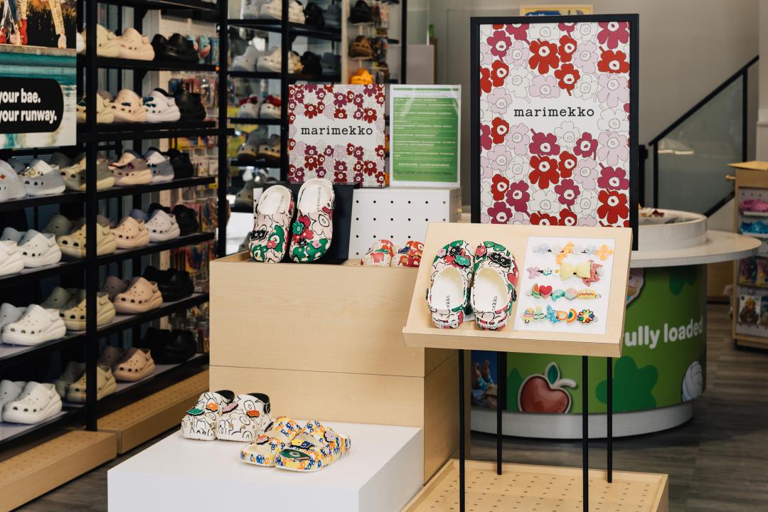 CROCS西門旗艦店正式開賣與芬蘭國民品牌marimekko合作的系列。