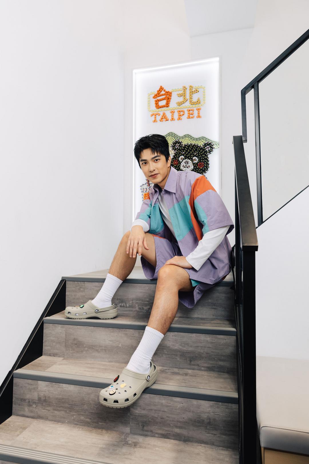 白襪搭配洞洞鞋，能穿出運動潮男風格。