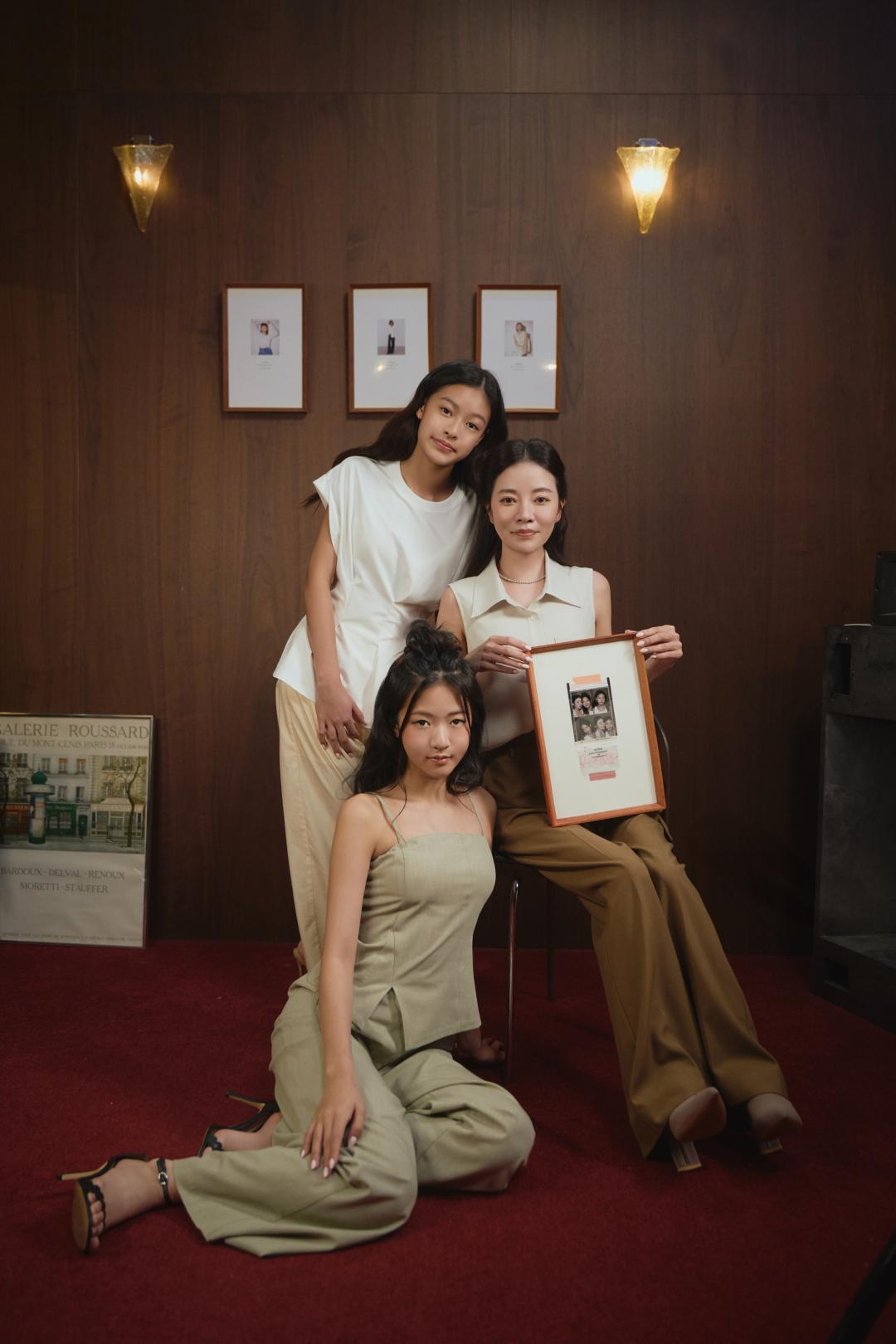 許菲菲（右）是許家三姐妹中的二姐，育有兩名青春期女兒。