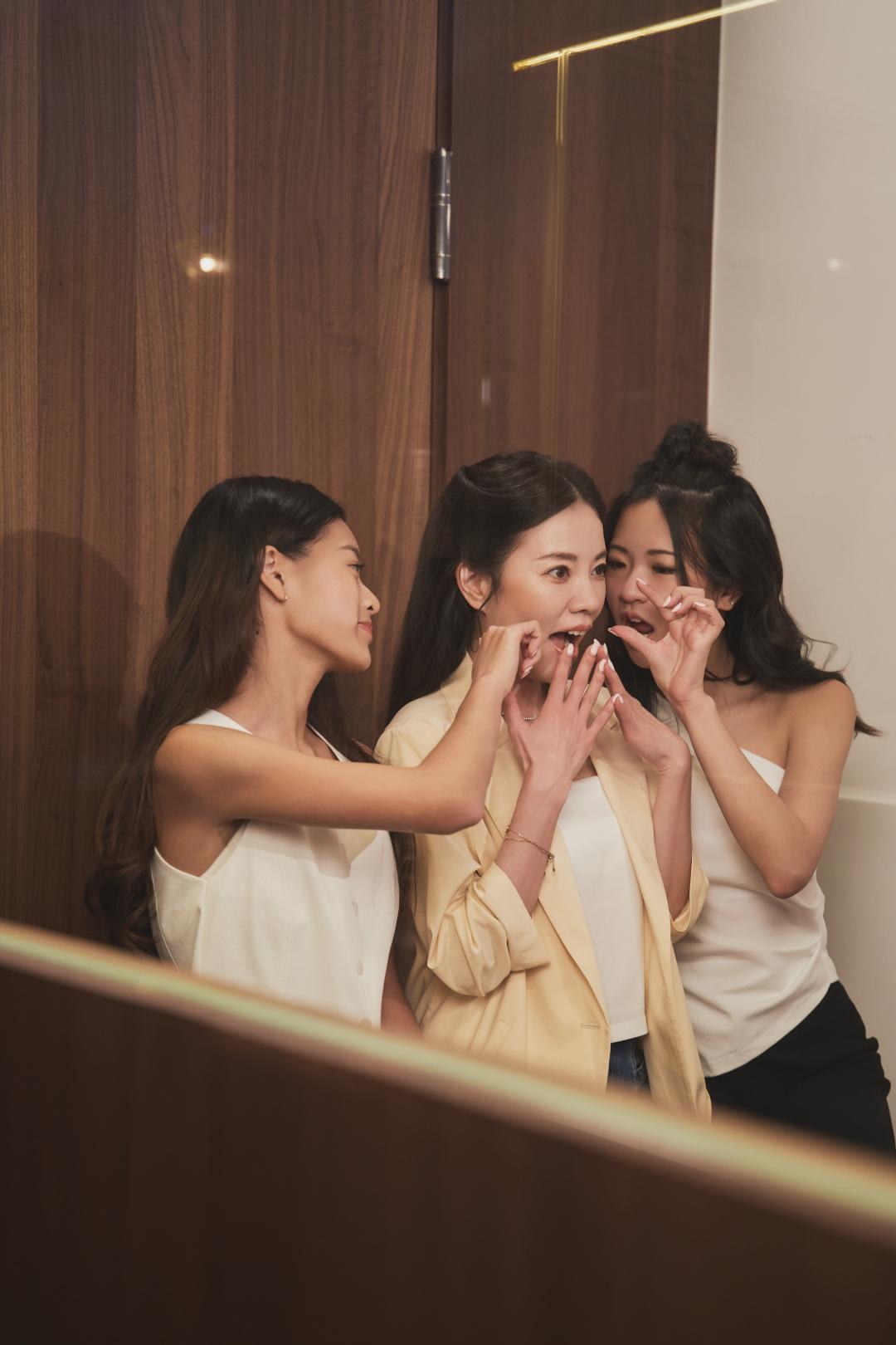 許菲菲（中）今年母親節前夕，攜手女兒們為rather拍攝時尚大片，三人聚會畫面就像姐妹。
