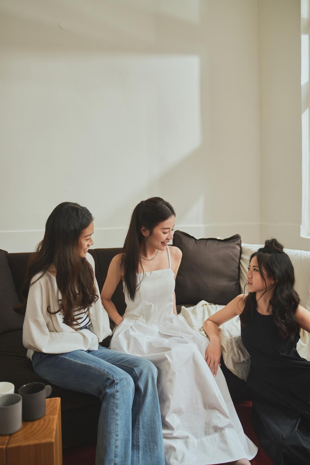 許菲菲（中）完美融入兩名女兒行列，化身另一名少女不違和。