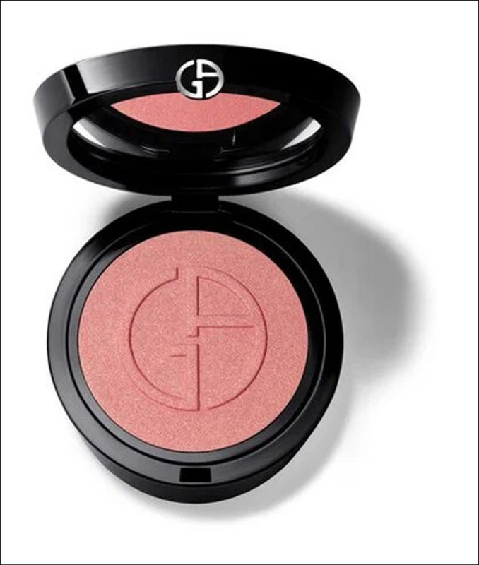 ARMANI BEAUTY 輕透亮絲柔聚光腮紅 #50，1,900元，採用獨家3D聚光科技，利用球型雲母粉體的光學折射，讓妝容更加透亮有光澤，呈現高訂妝感。#50是甜美柔和的「亞曼尼粉」，是台灣女生最愛、透光又顯氣色的襯膚色選。