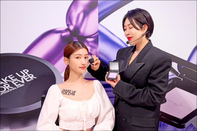 彩妝師王盈喬，擁有超過20年的彩妝資歷，以細膩妝感著稱，也是許多知名藝人指定的御用彩妝師，作品常見時尚美妝雜誌、各大廣告，在社群也擁有高人氣。