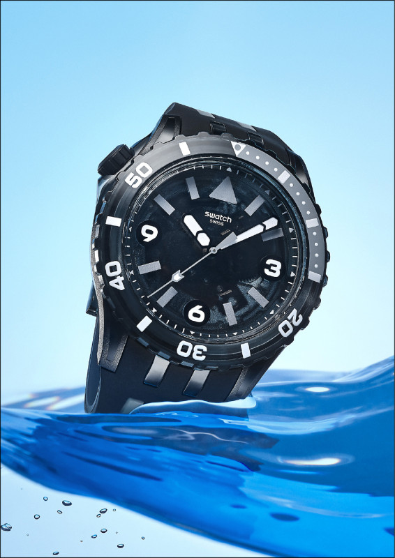 配備單向旋轉錶圈、防水100米的Swatch SCUBAQUA系列BLACK SEA NETTLE腕錶，適用於水下活動，4,850元。