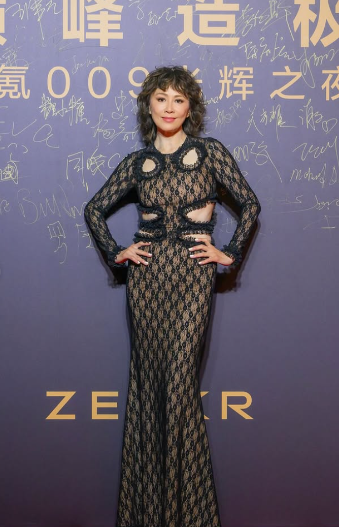 59歲的劉嘉玲超敢穿，經常大方秀身材。(翻攝自IG，以下同)