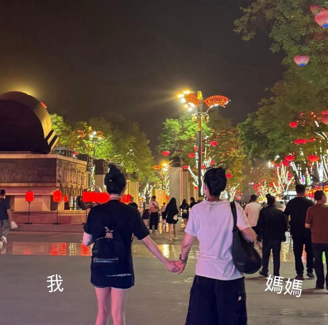沈月曬出和邱淑貞的背影照，母女倆幾乎沒有分別。(翻攝自IG)