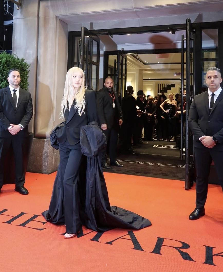 Rosé在Met Gaga晚宴紅毯上選穿一襲性感又中性的褲裝。（翻攝自instagram）