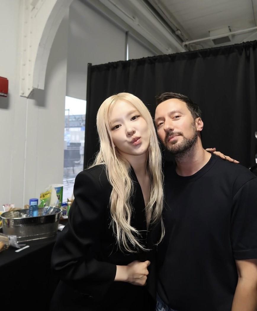 Rosé在個人社群分享與Saint Lauren設計師Anthony Vaccarello的合照，親暱的Pose可見兩人的好感情，也讓粉絲羨慕不已。（翻攝自instagram）