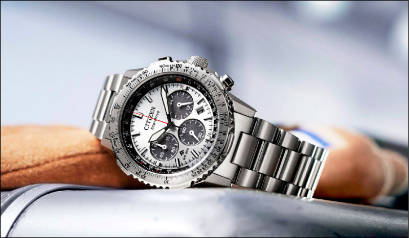 CITIZEN Promaster Sky系列CA4660-61A錶款，以白色錶盤搭配黑色三眼小盤，是經典的「熊貓臉」，18,800元。
