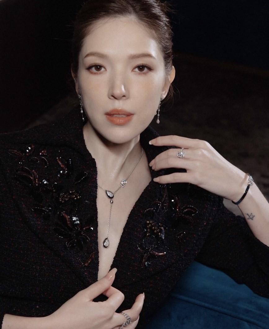 許瑋甯日前身穿華服造型現身品牌私人活動，以服裝造型完美藏肚。（翻攝自instagram）